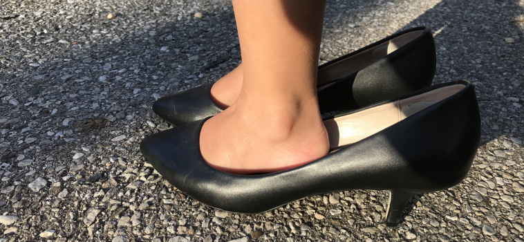 Should Kids Wear Shoes or Be Barefoot?